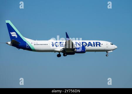 Landungsflugzeug Boeing 737-9 MAX betriebene Icelandair Airline Flugzeuge Flugzeug Jetliner Passagier Jet Airliner Approach Flying Commercial Stockfoto