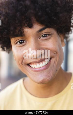 Lächelnder junger Mann, der Zeit mit verschiedenen Freunden genießt, Nahaufnahme Porträt draußen, zu Hause Stockfoto