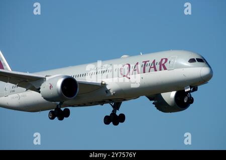 Landung Boeing 787-9 Dreamliner Plane betrieben Qatar Airways Airways Flugzeugflugzeug Flugzeug Jetliner Passagierflugzeug Flugzeugflugzeug Anflug kommerziell Stockfoto