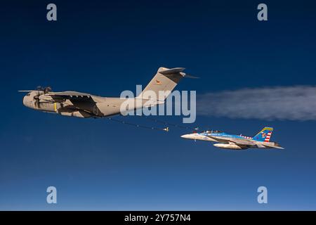 Air Test and Evaluation Squadron (VX) 23 fliegt eine F/A-18F neben einem deutschen A400M Atlas während eines Luft-Luft-Betankungstests, um den Fl zu erweitern Stockfoto