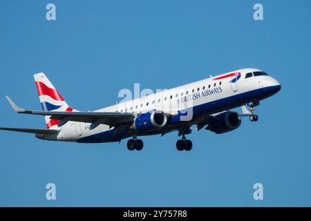 British Airways Flugzeug Landung Embraer 190 BA CityFlyer Landung Annäherungsflug fliegende Flug nähert sich Flugzeug Flugzeug Flugzeug Jet Stockfoto