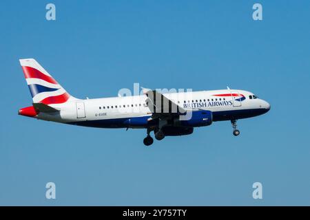 British Airways Flugzeug landet Airbus A319 Wide Side View Stockfoto