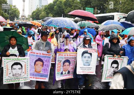 Protest für Forderung Gerechtigkeit für Ayotzinapa Opfer nach 10 Jahren Eltern der ländlichen Studenten, die an einem Protest teilnahmen, um Gerechtigkeit während des 10. Jahrestages für das gewaltsame Verschwinden der 43 Schüler der normalen ländlichen Schule Raul Isidro Burgos von Ayotzinapa im Jahr 2014 in Iguala, Guerrero, zu fordern. Am 26. September 2024 in Mexiko-Stadt. Foto: Carlos Santiago/Eyepix Group. Mexico City CDMX Mexico Copyright: XCarlosxSantiagox Stockfoto