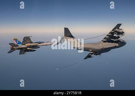Air Test and Evaluation Squadron (VX) 23 fliegt eine F/A-18F neben einem deutschen A400M Atlas während eines Luft-Luft-Betankungstests, um den Fl zu erweitern Stockfoto