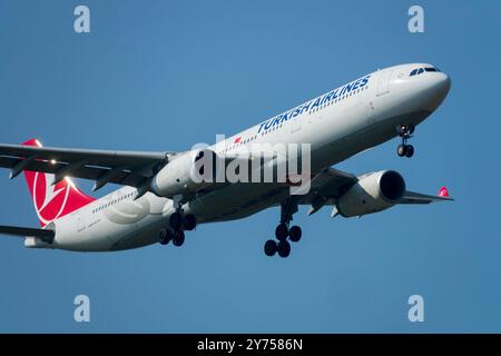 Airbus A330 Turkish Airlines, Flugzeug Flugzeug Flugzeug Jetliner Passagier Jet Flugzeug Landung naher Flug Stockfoto