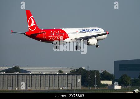 Airbus A321 Turkish Airlines, Flugzeug Flugzeug Flugzeug Jetliner Passagier Jet Flugzeug Landung naher Flug Stockfoto