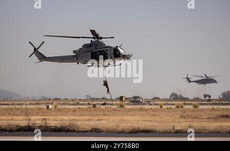 Ein U.S. Marine mit 1. Marine Division, I Marine Expeditionary Force, stößt ein Seil von einem U.S. Marine Corps UH-1Y Gift ab, das 3rd Marine A zugewiesen wurde Stockfoto