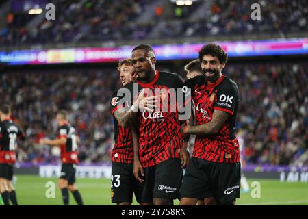 Valladolid, Spanien. September 2024. Cyle Larin (Mallorca) Fußball/Fußball : Larin feiert nach seinem Tor mit Teamspielern während des spanischen Spiels 'LaLiga EA Sports' zwischen Real Valladolid CF 1-2 RCD Mallorca im Estadio Jose Zorrilla in Valladolid, Spanien . Quelle: Mutsu Kawamori/AFLO/Alamy Live News Stockfoto