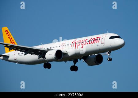 Die Fluggesellschaft Pegasus Airlines Airways betreibt Flugzeuge Jets auf dem kommerziellen Airbus A321 Neo Landing-Anflug, der sich für Fluganflüge nähert Stockfoto