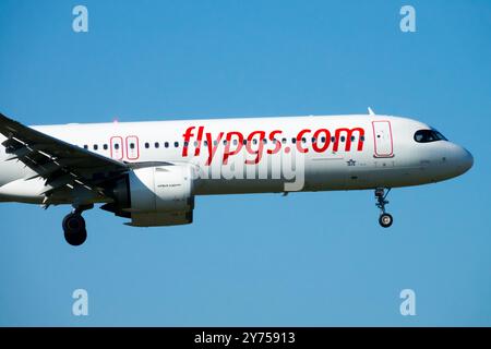 Fluggesellschaft Pegasus Airlines Flypgs Betrieb Verkehrsflugzeug Flugzeug Flugzeug Jetliner Passagier Jet Flugzeug auf blauem Himmel Stockfoto