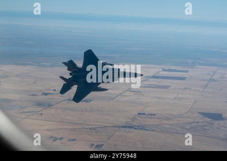 Ein F-15C Eagle der US Air Force, der dem 144. Fighter Wing der California Air National Guard zugeordnet ist, fliegt ab, nachdem er während des Kampfes einen KC-10 Extender begleitet hat Stockfoto