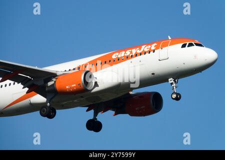 Ein EasyJet nähert sich der Berliner Airbus A320-200 EasyJet Stockfoto