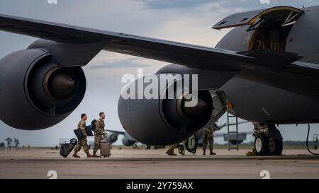 Flieger, die dem 6th Air Betanking Wing Board A KC-135 Stratotanker auf der MacDill Air Force Base, Florida, zugewiesen wurden, 25. September 2024. Das Team entsandte sich auf U. S Stockfoto