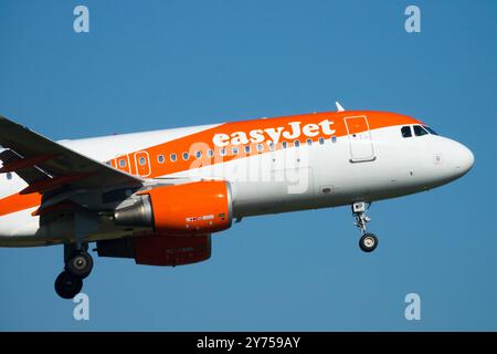 Ein EasyJet Airbus A320-200 nähert sich der Berliner EasyJet-Landung Stockfoto