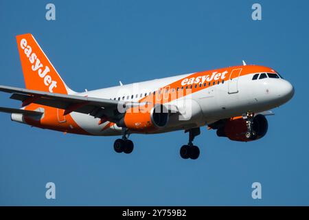 EasyJet Flugzeug nähert sich der Landung EasyJet Flugzeug EasyJet Low-Cost Carrier Flugzeug Flugzeug Flugzeug Flugzeug Jetliner Passagierflugzeug Sky Stockfoto