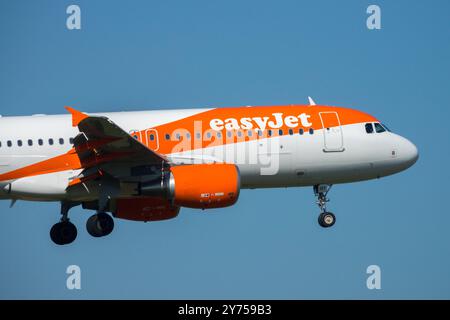 Airbus A320 Flugzeug EasyJet Landung, Seitenansicht Stockfoto