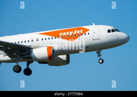 Ein EasyJet Airbus A320-200 nähert sich dem Berliner EasyJet Flugzeug und landet mit ausgeworfenem Rad Stockfoto