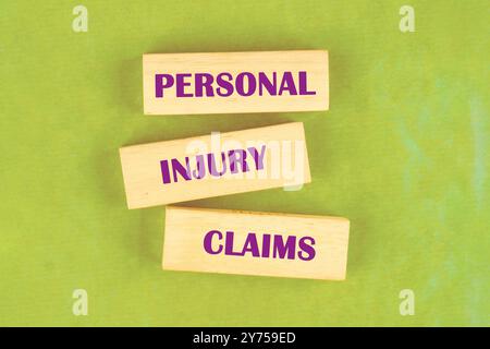 Worte PERSONENSCHÄDEN aus Holzblöcken Stockfoto