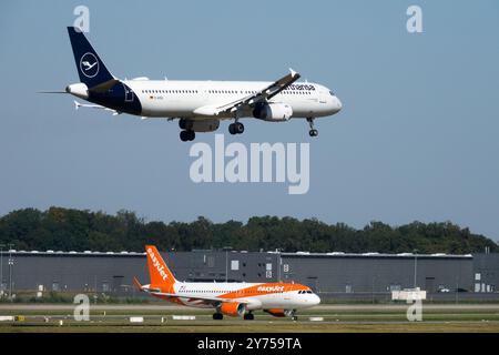 Lufthansa landet mit EasyJet auf dem Flughafen Berlin Lufthansa Stockfoto