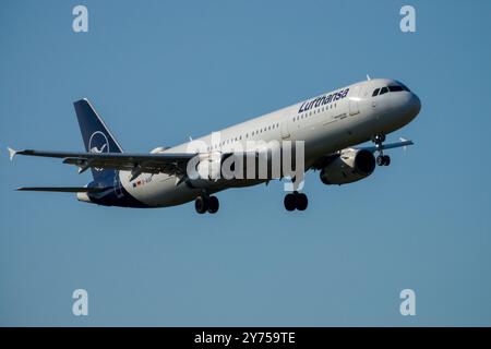 Lufthansa Flugzeug nähert sich einer Landung Berlin Deutschland Lufthansa Stockfoto