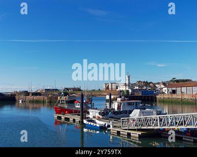 ArbroathÕs Tidal Harbour mit Blick auf den Outer Harbour Pontoon und das Fischmarktgebäude in der Nähe des Inner Harbour. Stockfoto