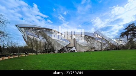 ILE DE FRANCE. PARIS 16. ARRONDISSEMENT. DIE LOUIS VUITTON FOUNDATION, ENTWORFEN VOM ARCHITEKTEN FRANCK GEHRY, FRANKREICH Stockfoto
