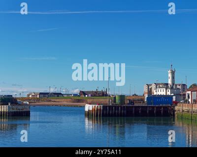 Der Ausgang und Eingang in Arbroaths Outer Tidal Harbour mit dem Signal Tower Museum im Hintergrund. Stockfoto