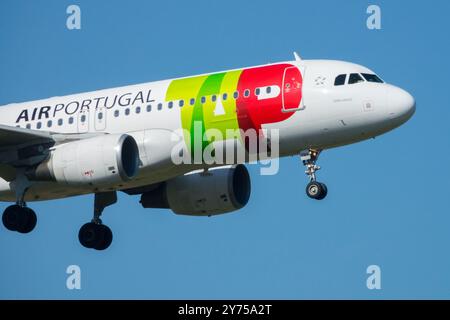 LANDEZAPFEN Air Portugal Airline Approach Annäherung an Flugzeuge Flugflugzeuge Flugreisen in Blue Sky Berlin Commercial Passenger Jetliner Stockfoto