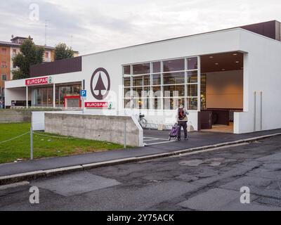 Cremona, Italien 26. September 2024 Ein Mann läuft mit einem Einkaufswagen von einem eurospar-Supermarkt weg, nachdem er seinen Einkauf gemacht hat Stockfoto