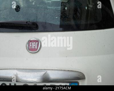 Cremona, Italien 26. September 2024 Nahaufnahme des Fiat-Logos auf der Rückseite eines weißen Autos, das an einem regnerischen Tag draußen geparkt wurde Stockfoto