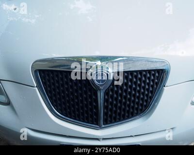 Cremona, Italien 26. September 2024 Ein stilvolles weißes lancia ypsilon Auto aus nächster Nähe mit elegantem Design und ikonischem Emblem, perfekt für alle, die es sehen Stockfoto