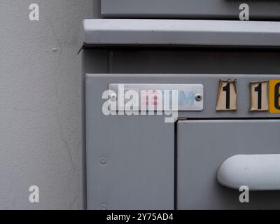 Cremona, Italien 26. September 2024 an einer Mailbox aus Metall ist Ein qr-Code angebracht, der auf die Integration von Technologie in traditionelle Kommunikationssysteme hinweist Stockfoto