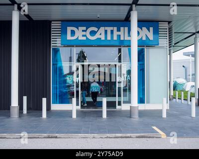 Cremona, Italien, 26. September 2024 Kunden betreten das geschäftige Decathlon-Geschäft, um Sportbekleidung und -Ausrüstung zu erkunden. Glasfassade, blaue Schilder cre Stockfoto