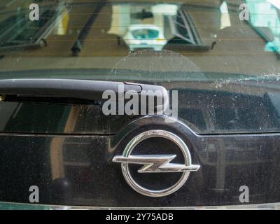 Cremona, Italien 26. September 2024 schmutzige Heckscheibe eines Autos, das draußen geparkt ist und das opel-Logo und einen Teil des Scheibenwischers zeigt Stockfoto