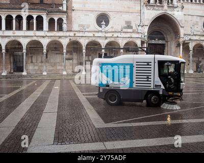 Cremona, Italien 26. September 2024 Straßenkehrwagen, die den Kopfsteinpflasterplatz vor dem dom von cremona, italien, reinigen Stockfoto