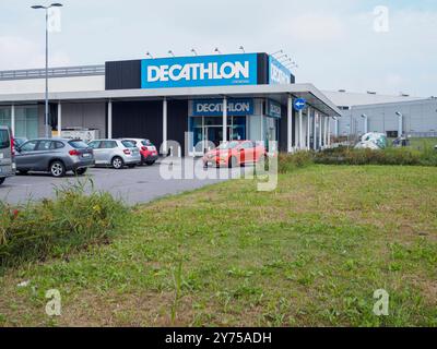 Cremona, Italien 26. September 2024 Moderne Außenfassade für Sport- und Freizeitgeschäfte mit großem Parkplatz, Beschilderung und bewölktem Himmel Stockfoto