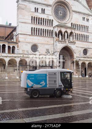 Cremona, Italien 26. September 2024 Straßenkehrwagen, die den Kopfsteinpflasterplatz vor dem dom von cremona, italien, reinigen Stockfoto