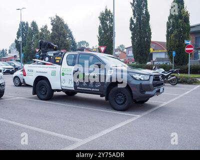 Cremona, Italien 26. September 2024 Pest-Kontroll-Techniker, der einen Pickup mit Insektizid-Spritzausrüstung im Rücken fährt Stockfoto