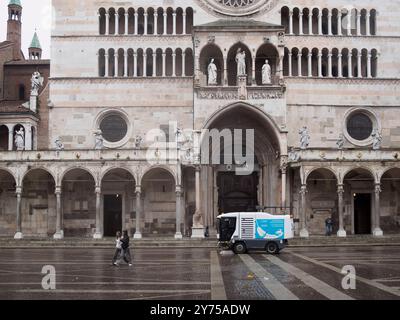 Cremona, Italien 26. September 2024 Straßenkehrwagen, die den Kopfsteinpflasterplatz vor dem dom von cremona, italien, reinigen Stockfoto