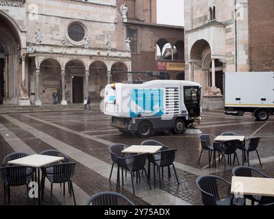 Cremona, Italien 26. September 2024 Straßenkehrwagen, die den Kopfsteinpflasterplatz vor dem dom von cremona, italien, reinigen Stockfoto