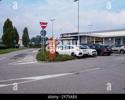 Cremona, Italien 26. September 2024 Burger King Schild mit Hinweis auf den Eingang des Restaurants mit Autos, die auf einem Parkplatz geparkt sind Stockfoto