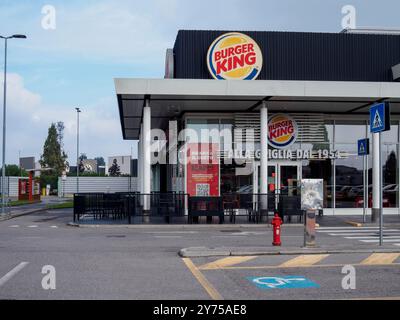 Cremona, Italien 26. September 2024 Ein Restaurant mit Burger King, mit leeren Tischen im Freien und einem leeren Parkplatz Stockfoto