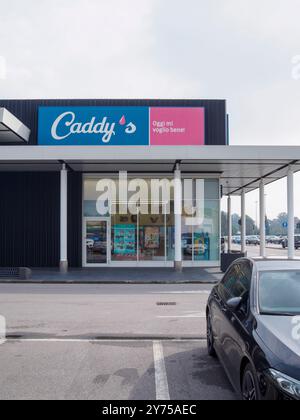 Cremona, Italien 26. September 2024 modernes Supermarktgebäude mit einem großen Parkplatz und einem schwarzen Auto im Vordergrund Stockfoto