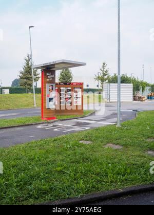 Cremona, Italien 26. September 2024 Fahrt durch die Bestellstelle mit Menü für hungrige Fahrer, die ihre Mahlzeiten in einem Fast-Food-Restaurant bestellen Stockfoto