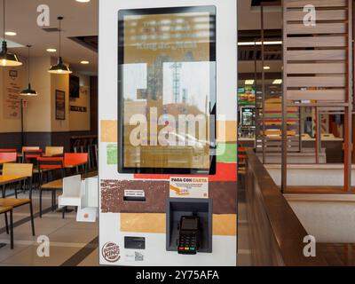 Cremona, Italien 26. September 2024 der Selbstbedienungskiosk mit Kartenzahlterminal steht im Fast-Food-Restaurant und zeigt ein digitales Menü an Stockfoto
