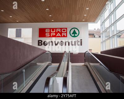 Cremona, Italien 26. September 2024 Leere Rolltreppen führen zum Eingang eines eurospar-Supermarktes, um Kunden willkommen zu heißen Stockfoto