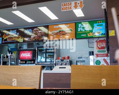 Cremona, Italien 26. September 2024 leeres Innere eines Burger King Fast Food Restaurants mit digitalen Menütafeln, die Werbeaktionen zeigen Stockfoto