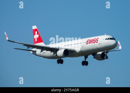 Schweizer Fluggesellschaft Airbus A321 Landungsflugzeug nähert sich Fliegen auf Blue Sky Flight Flugzeug Jetliner Passagierflugzeug Stockfoto