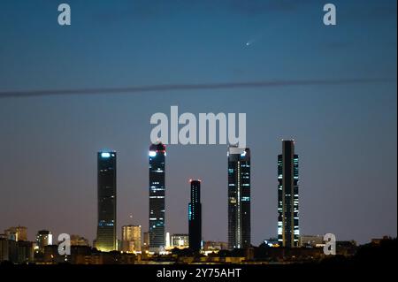 Madrid, Spanien. September 2024. Der Komet C/2023 A3 (Tsuchinshan-ATLAS), auch „der Komet des Jahrhunderts“ genannt, überquert den Himmel über den Wolkenkratzern Madrids, bekannt als die vier Türme Business Area. Quelle: Marcos del Mazo/Alamy Live News Stockfoto