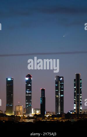 Madrid, Spanien. September 2024. Der Komet C/2023 A3 (Tsuchinshan-ATLAS), auch „der Komet des Jahrhunderts“ genannt, überquert den Himmel über den Wolkenkratzern Madrids, bekannt als die vier Türme Business Area. Quelle: Marcos del Mazo/Alamy Live News Stockfoto